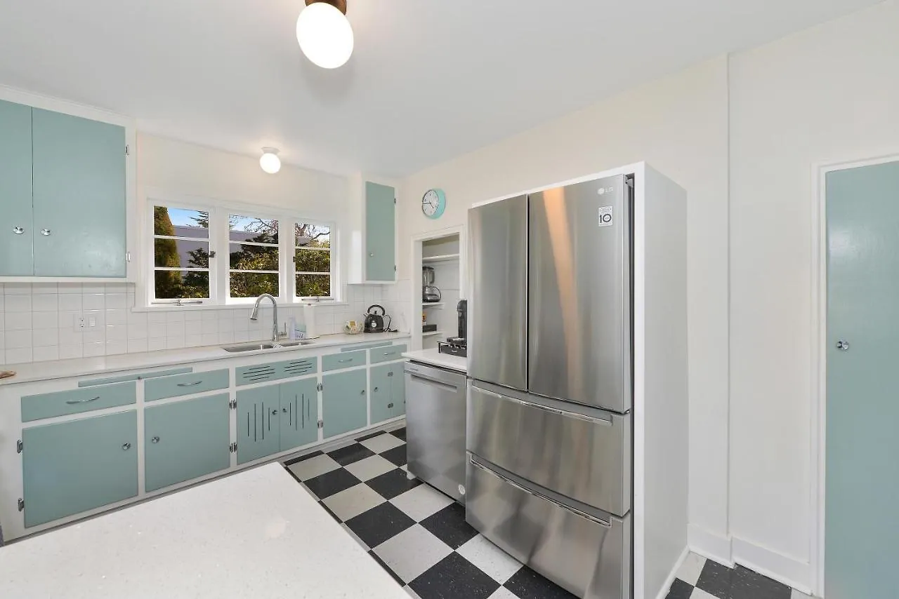 Oak Bay Village Villa Victoria Holiday home